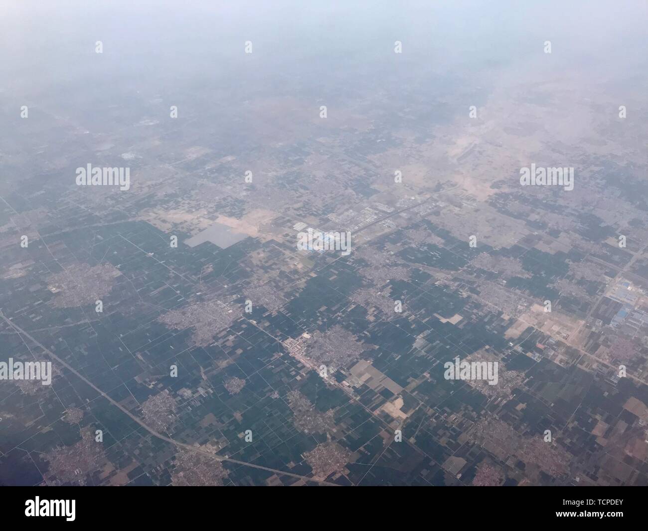 Photos de villes prises à partir d'avions, avec les montagnes et les lacs, comment les petits humains apparaissent Banque D'Images