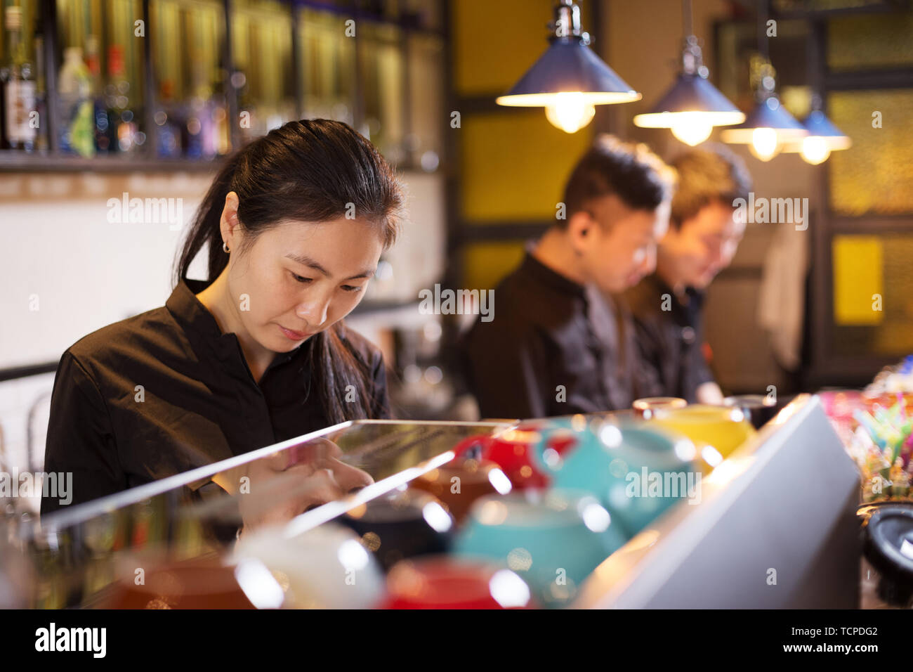 Dans waitress cafe moderne Banque D'Images