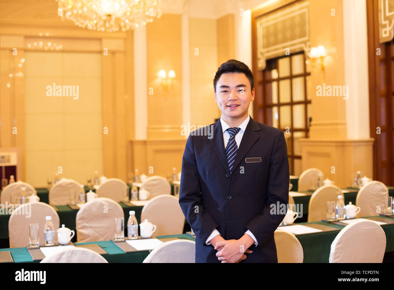 Jeune chinois service à table dans la salle à manger Banque D'Images