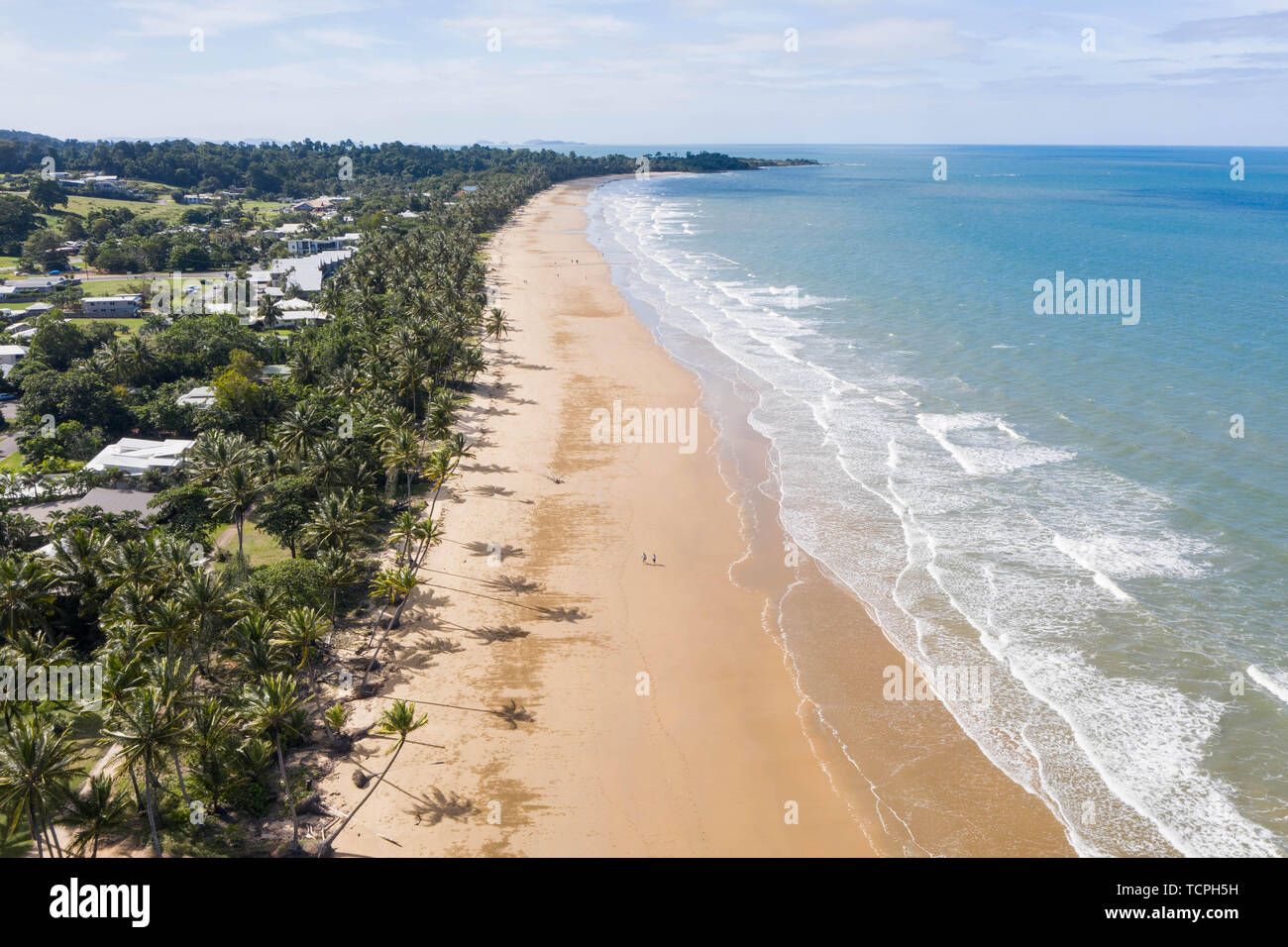 Haut de l'antenne vue sur la plage de sable blanc, de magnifiques palmiers et l'eau chaude turquoise, dans un paradis tropical tropical island, tropiques Banque D'Images
