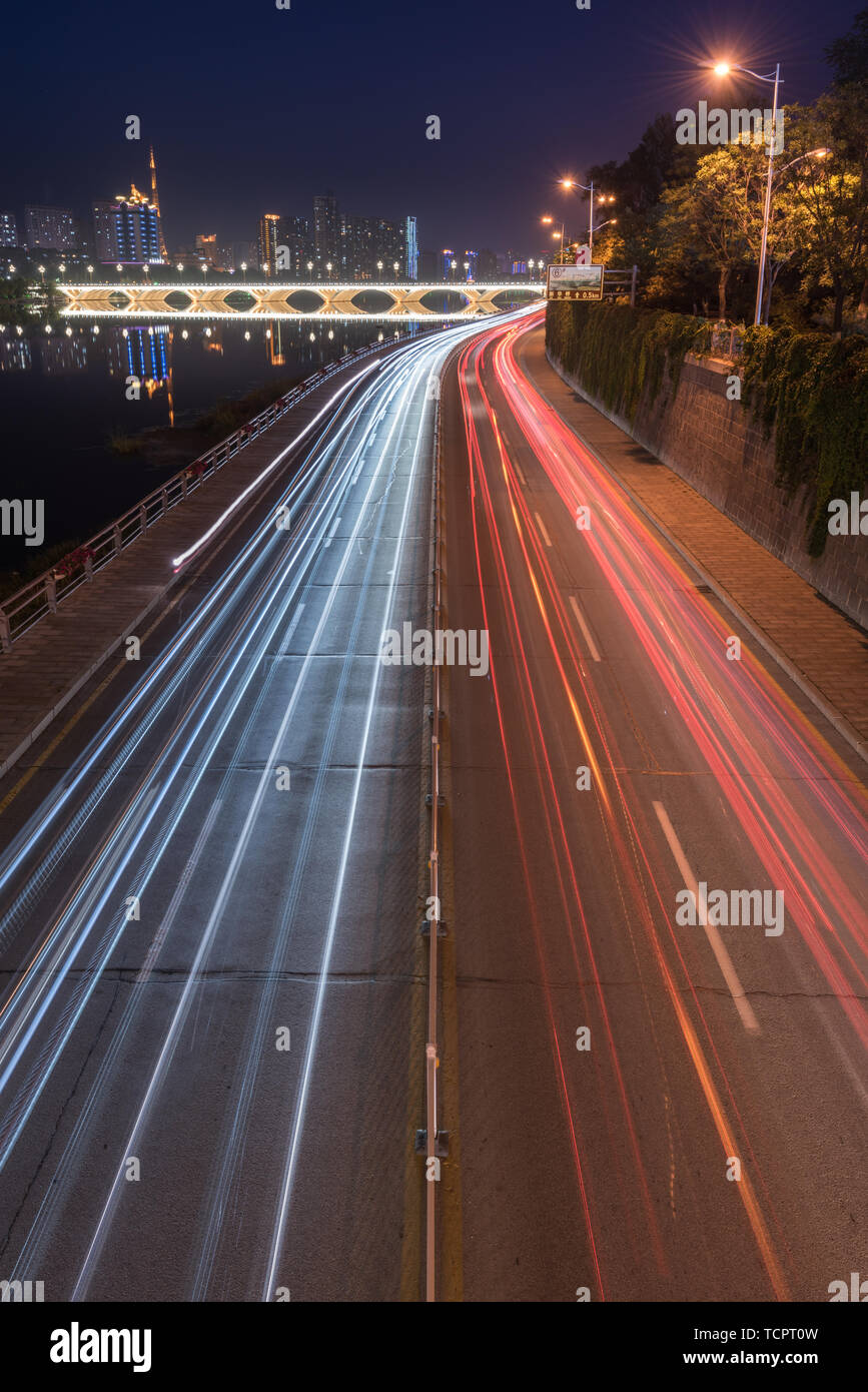 Vue nocturne de l'éclairage du pont de la rivière de la ville de Dalian, Chine en automne Banque D'Images