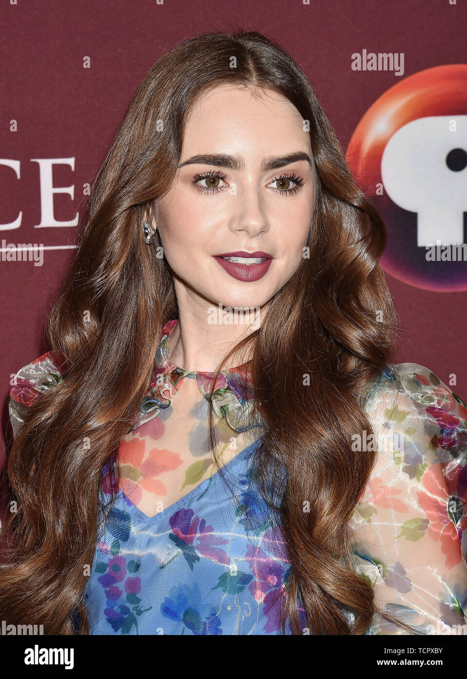 LOS ANGELES, CA - 08 juin : Lily Collins occupe Les Misérables Photo à Linwood Dunn Theatre sur Juin 08, 2019 à Los Angeles, Californie. Banque D'Images