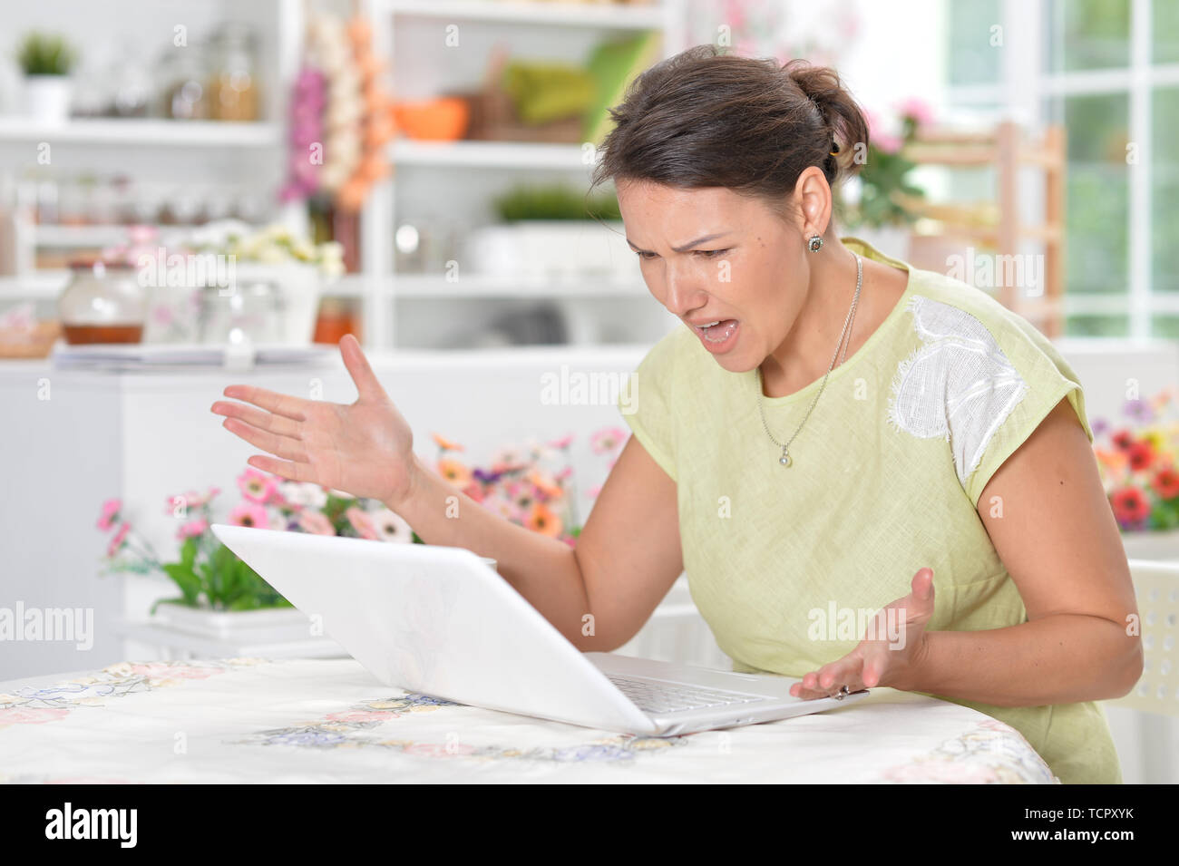 Portrait de angry young woman using laptop Banque D'Images