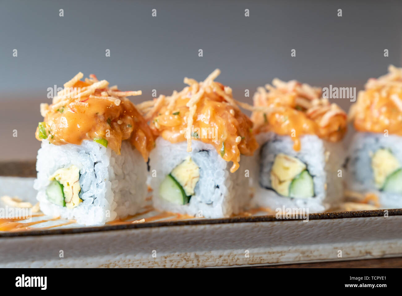 California Maki avec le saumon et la cuisine des aliments japonais tamago Banque D'Images