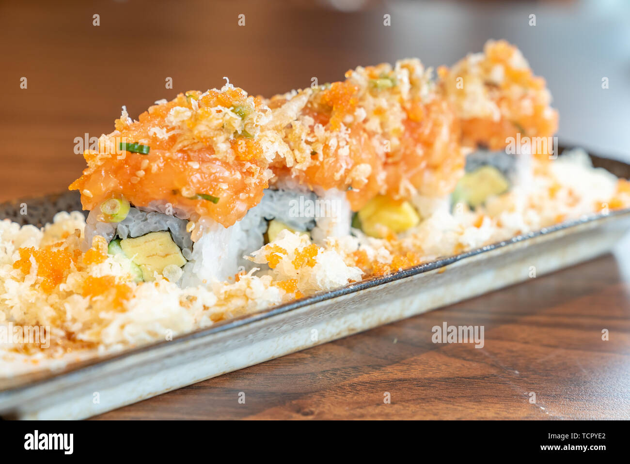 California Maki avec le saumon et la cuisine des aliments japonais tamago Banque D'Images