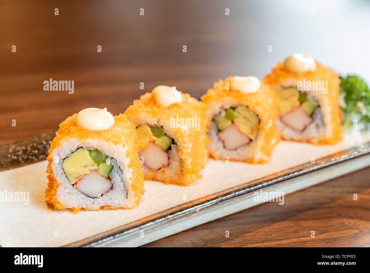 California Maki avec le saumon et la cuisine des aliments japonais tamago Banque D'Images