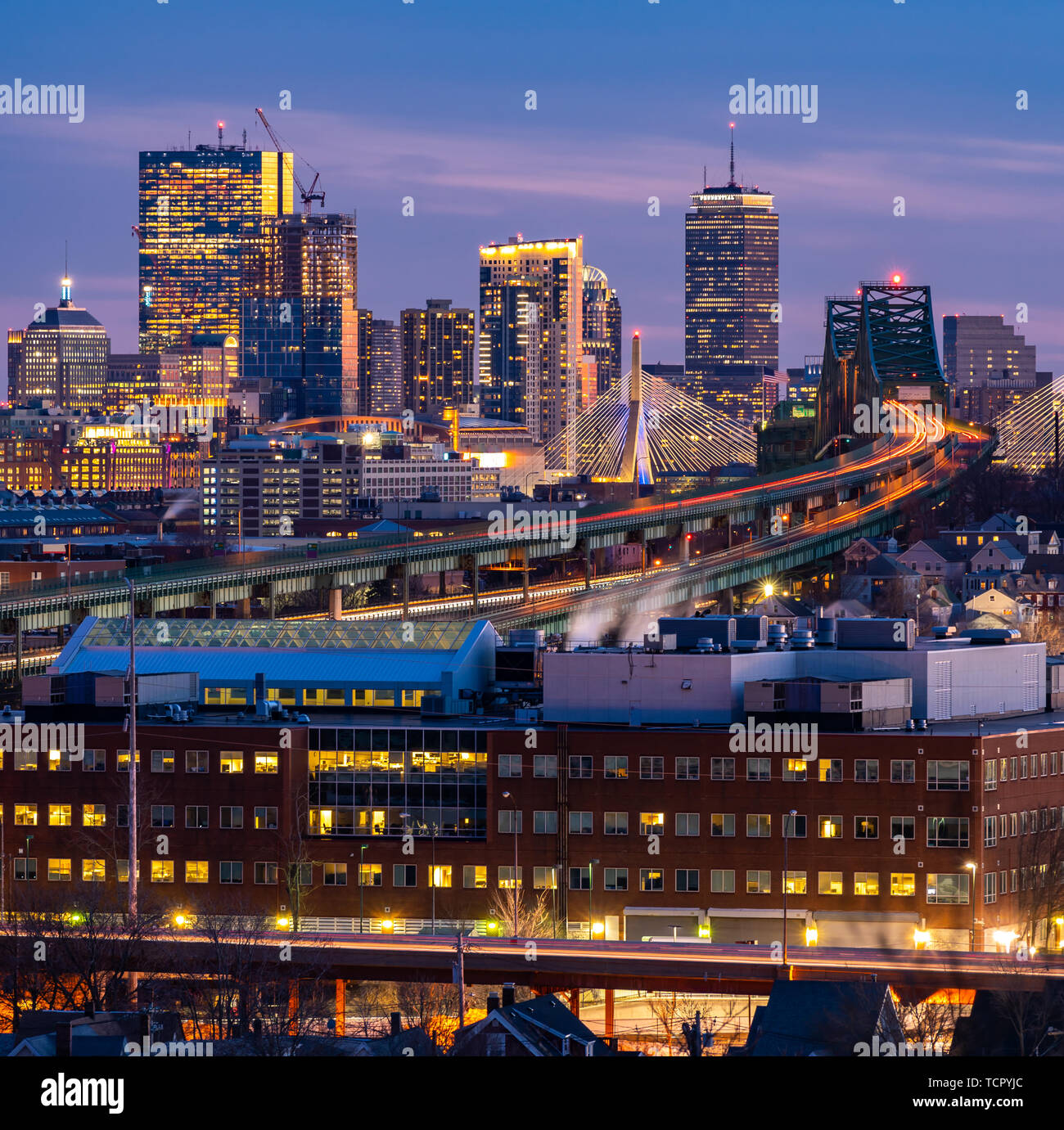 La ville de Boston avec la route trail à Boston MA USA dans la nuit. Banque D'Images