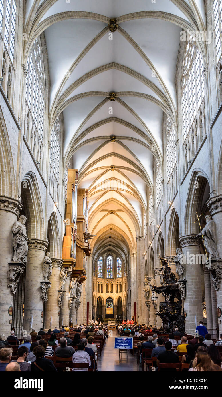 Intérieur de la nef de la cathédrale de Saint Michel et Saint Gudule à Bruxelles, Belgique, au cours de la messe avec les grandes orgues et la chaire baroque. Banque D'Images