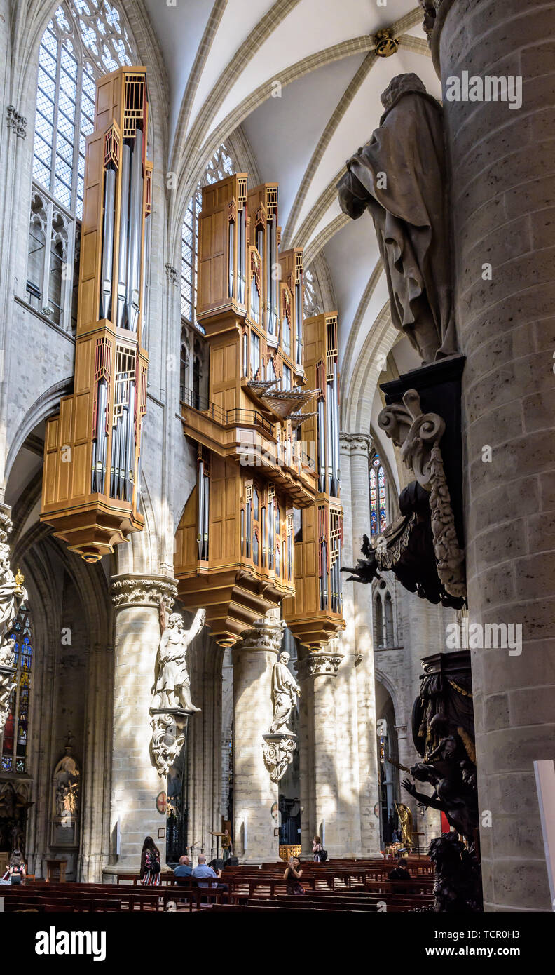Le grand orgue de la nef de la cathédrale de Saint Michel et Saint Gudule à Bruxelles, Belgique. Banque D'Images