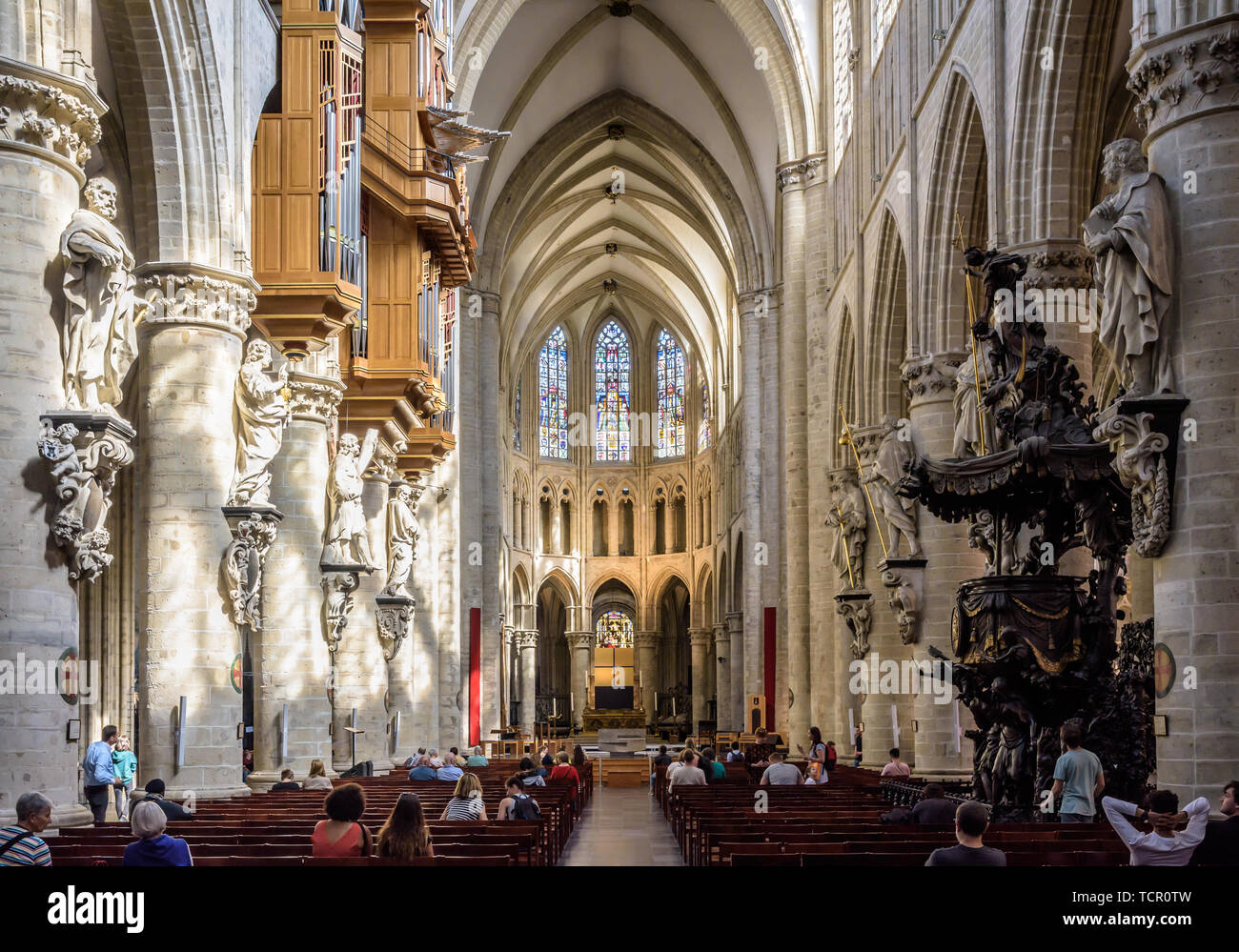 Intérieur de la cathédrale de Saint Michel et Saint Gudule à Bruxelles, Belgique, éclairé par la lumière du soleil avec les grandes orgues et la chaire baroque. Banque D'Images