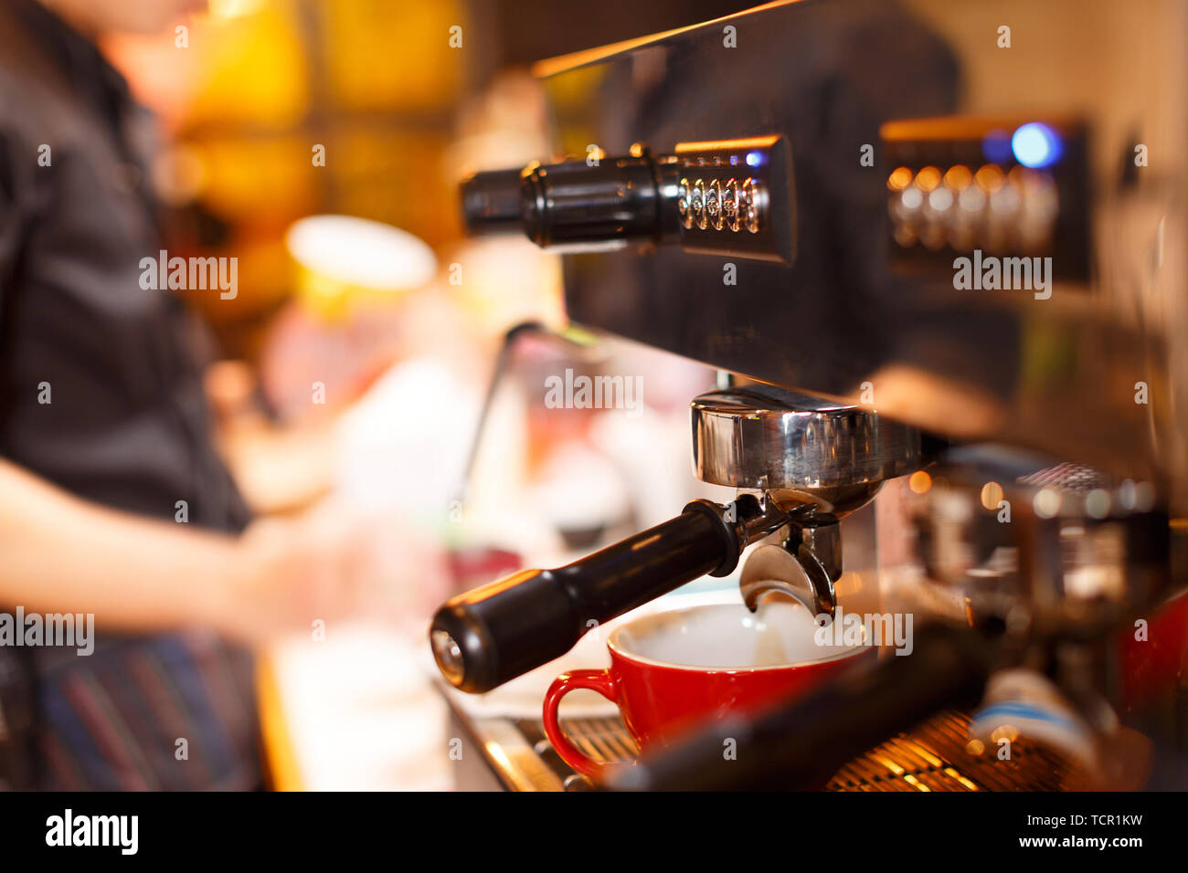 Serveuse et serveur sont en service Banque D'Images