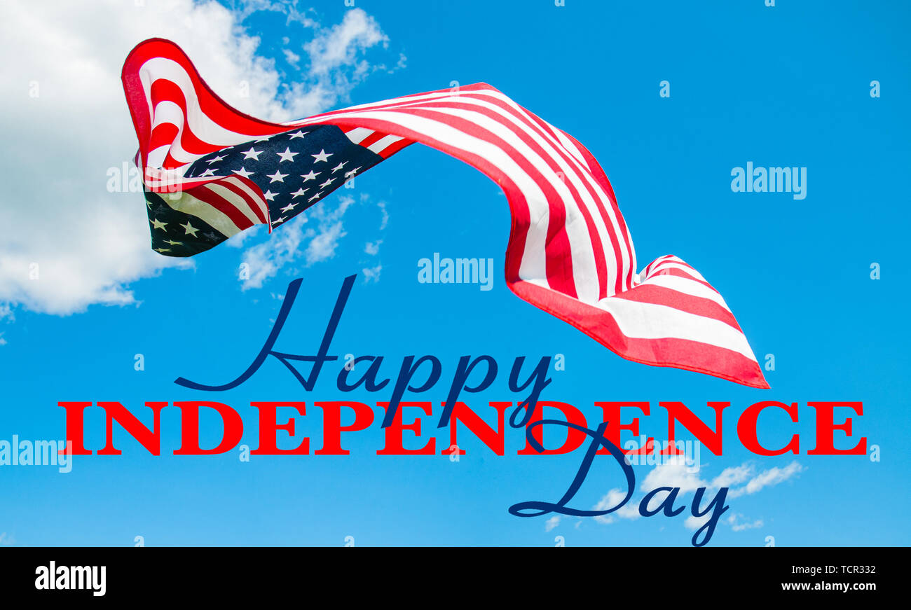 Drapeau des États-Unis. Joyeuse fête de l'indépendance le 4 juillet. Drapeau américain sur fond de ciel bleu. Banque D'Images