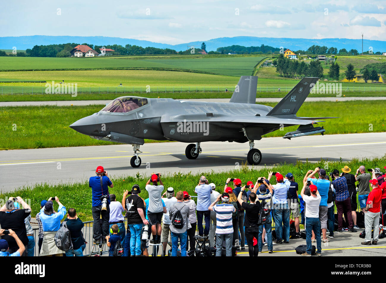 Spotters accueillant un Lockheed Martin F-35A Lightning II en avion de chasse de l'US Air Force, l'aérodrome militaire de Payerne, Suisse Banque D'Images
