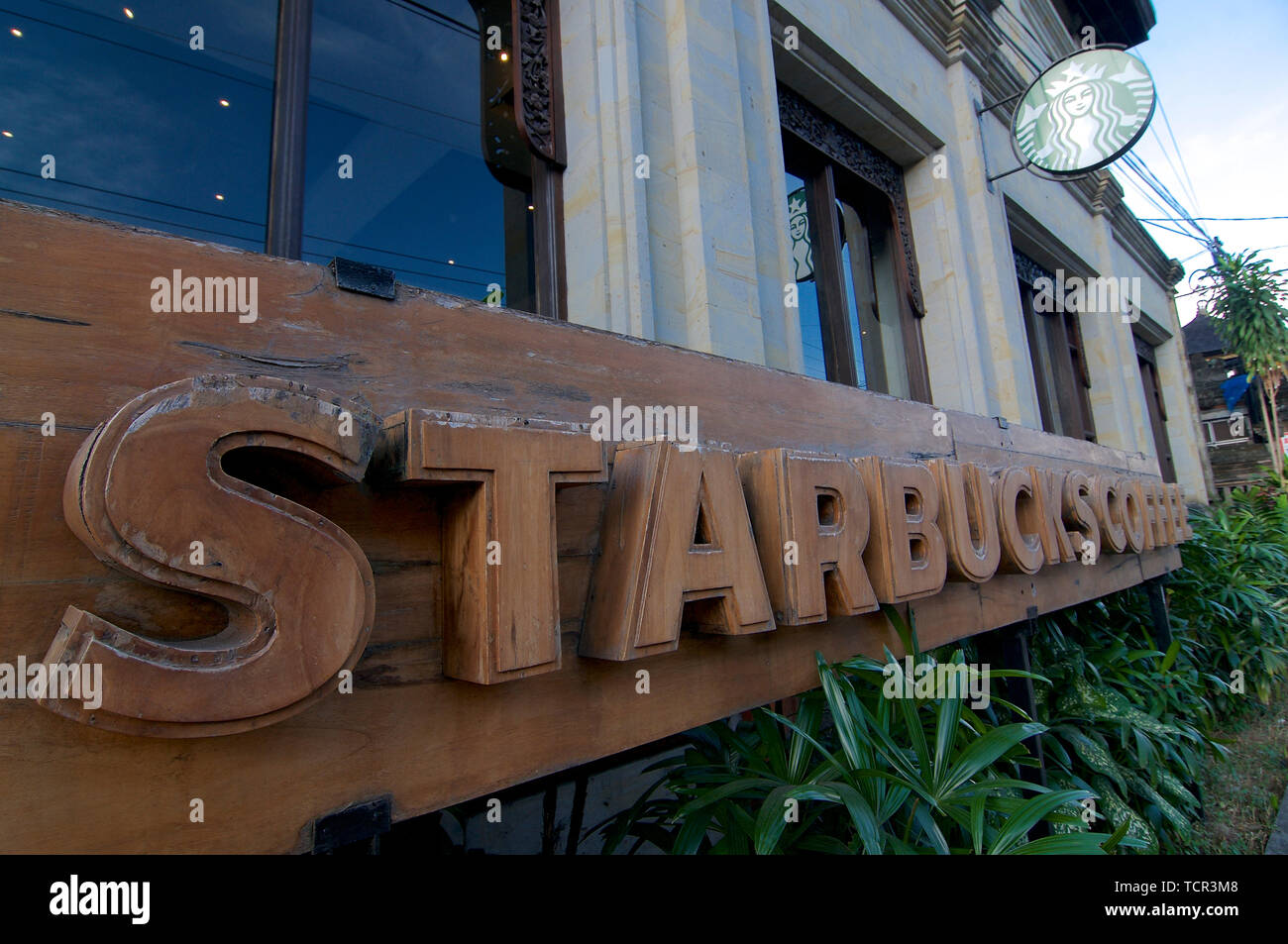 Ubud, Bali, Indonésie - 17 mai 2019 : Photo d'une signalisation en bois café Starbucks situé dans le village d'Ubud à Bali, Indonésie Banque D'Images