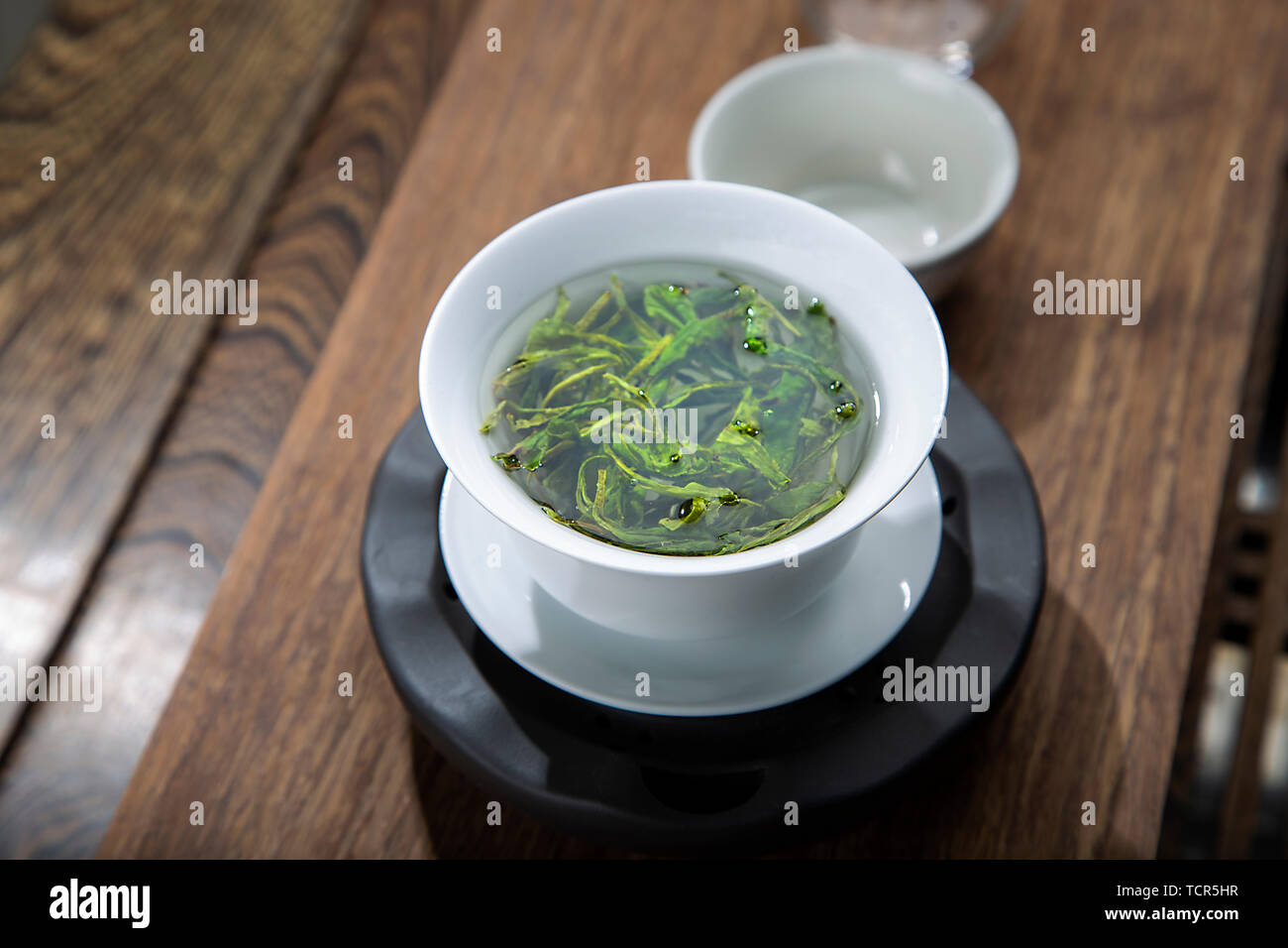 Avant de singe Taiping officiellement Kui est entrée en bourse, les villageois ont utilisé ce court intervalle de temps à préparer dans la montagne. La forme était simple et rude, mais le goût était frais et élégant, et il y avait un fort contraste entre la forme du brut et de la claire et douce. Banque D'Images