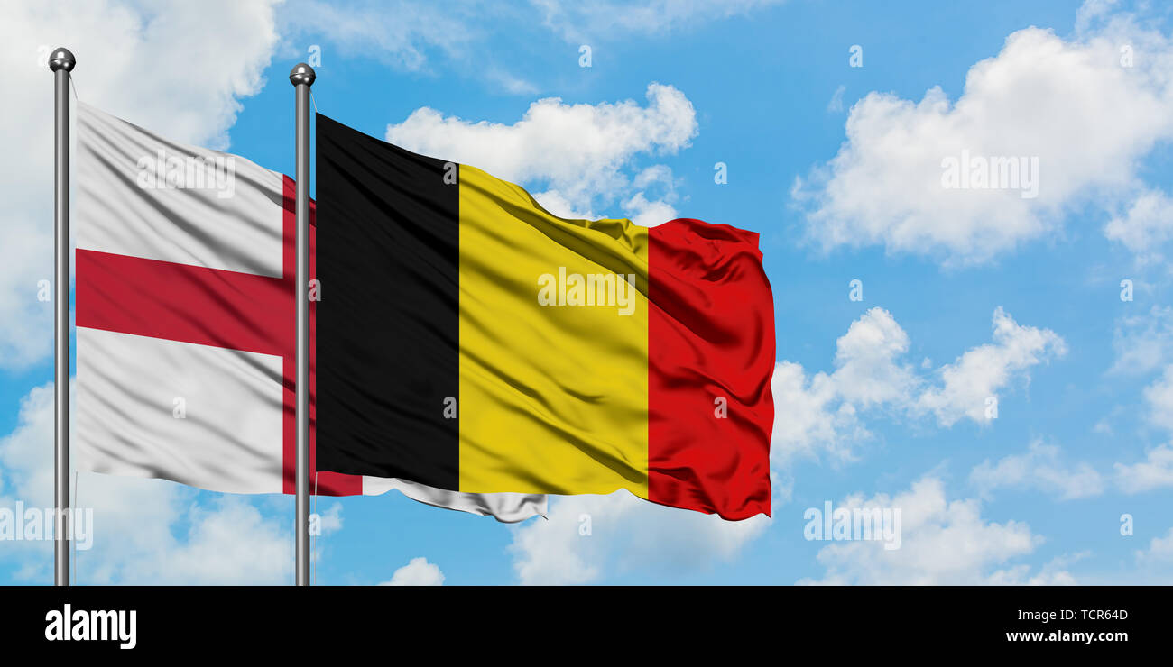 L'Angleterre et de brandir le drapeau de la Belgique dans le vent contre ciel bleu nuageux blanc ensemble. Concept de diplomatie, de relations internationales. Banque D'Images