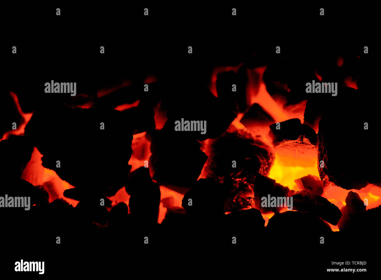 Le charbon anthracite. La combustion du charbon dans le four d'une chaudière à combustible solide. La chaleur. Des flammes. Four de forge. Fun pour le charbon. Brûler le combustible solide. Banque D'Images