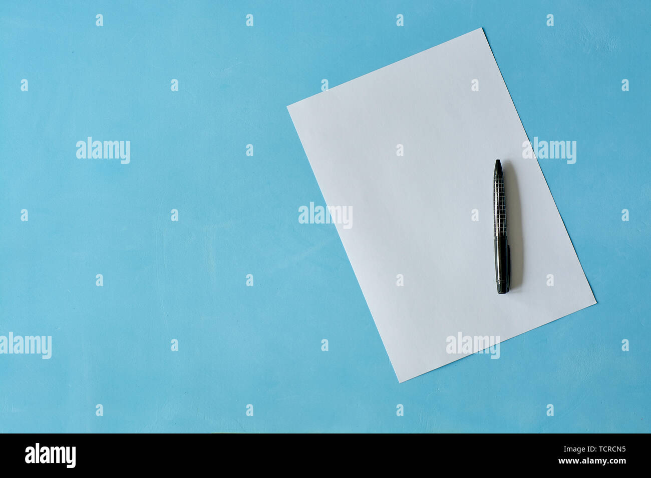 Feuilles de papier blanc avec 70501 isoleted sur fond bleu clair. Banque D'Images