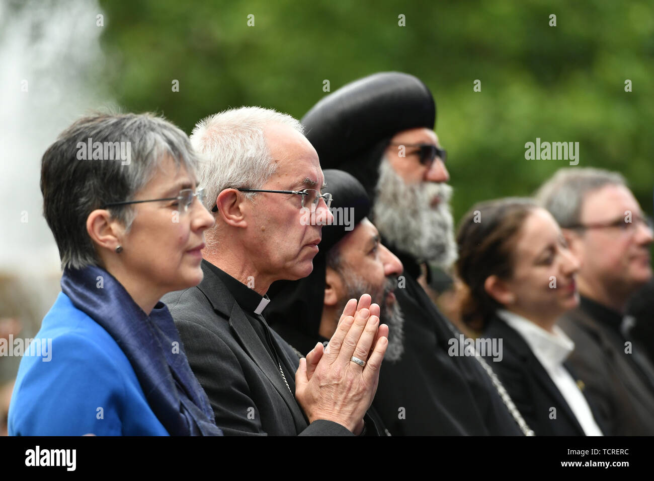 L'archevêque de Canterbury, Justin Welby et autres chefs religieux offrir des prières de milliers de chrétiens pendant que ton règne vienne l'événement de la Pentecôte à Trafalgar Square, Londres. Banque D'Images