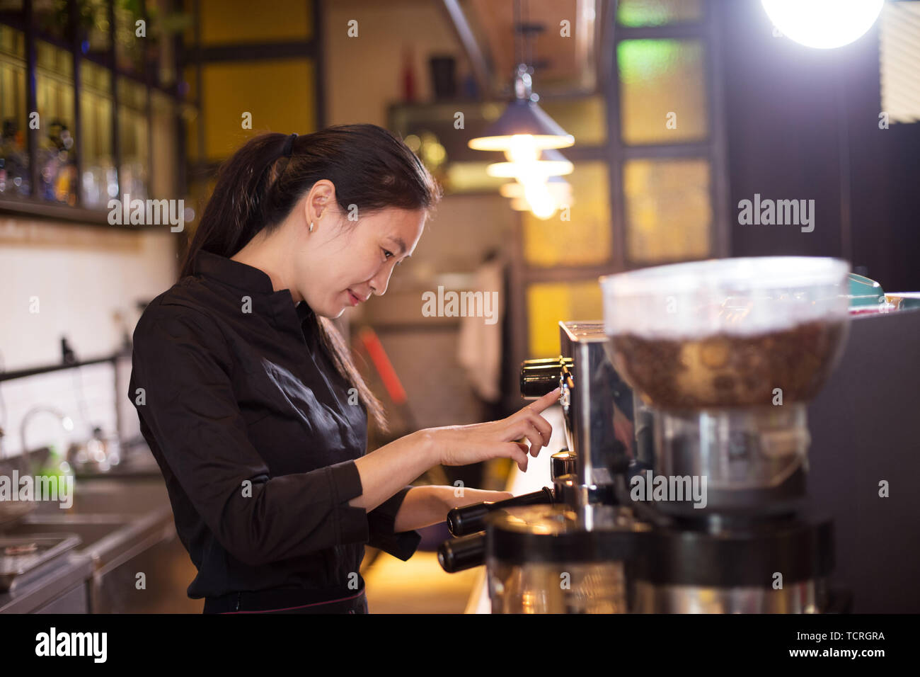 Dans waitress cafe moderne Banque D'Images