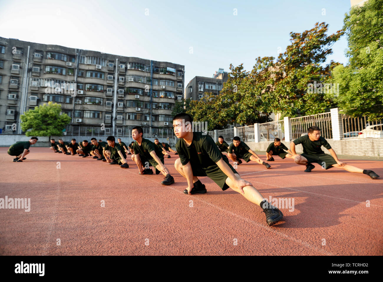 Le 8 août 2018 est la Journée de remise en forme. Le matin du même jour, dans le stade de la quatrième École Centrale du Département de l'éducation des bénévoles, Xiangcheng District, Xiangfan City, province de Hubei, les officiers et les hommes de l'exercice d'incendie utilisé détachement matin de temps pour mener à bien la formation physique de base et de la formation de force tels que 5000 mètres d'exécution, l'exécution de 100 mètres, push-ups, sit-ups, appuyant sur les jambes et ainsi de suite. Banque D'Images