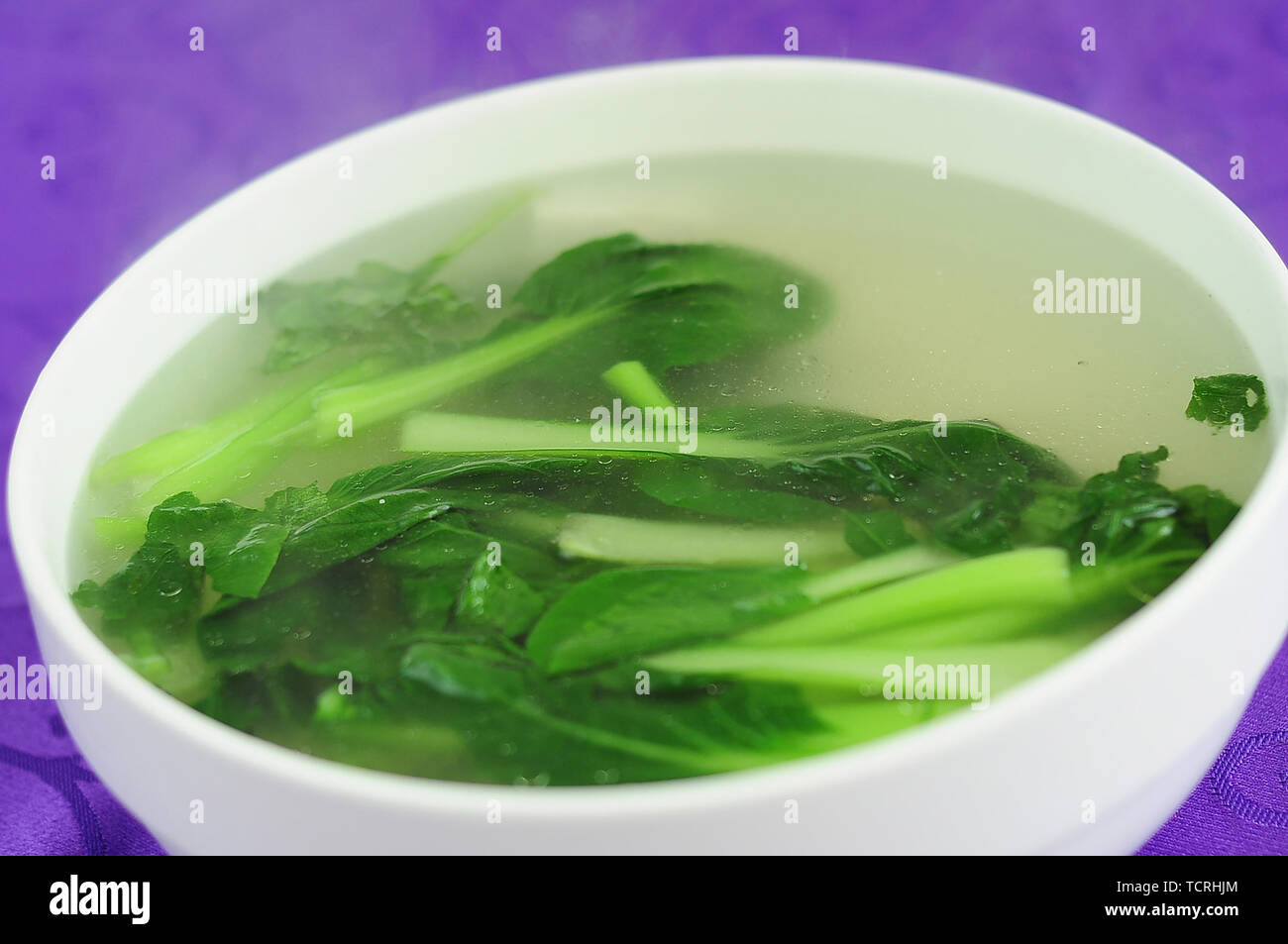 Soupe de tofu aux légumes verts Banque D'Images