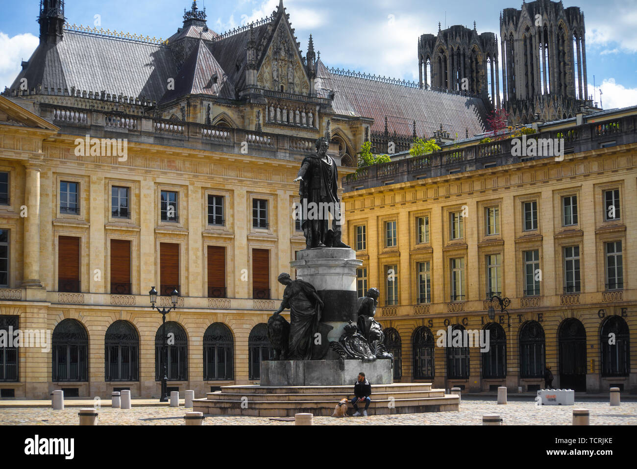 Sous-préfecture de Reims la façade de l'immeuble et de la statue de Louis 15 dans la lumière du jour, été France Banque D'Images