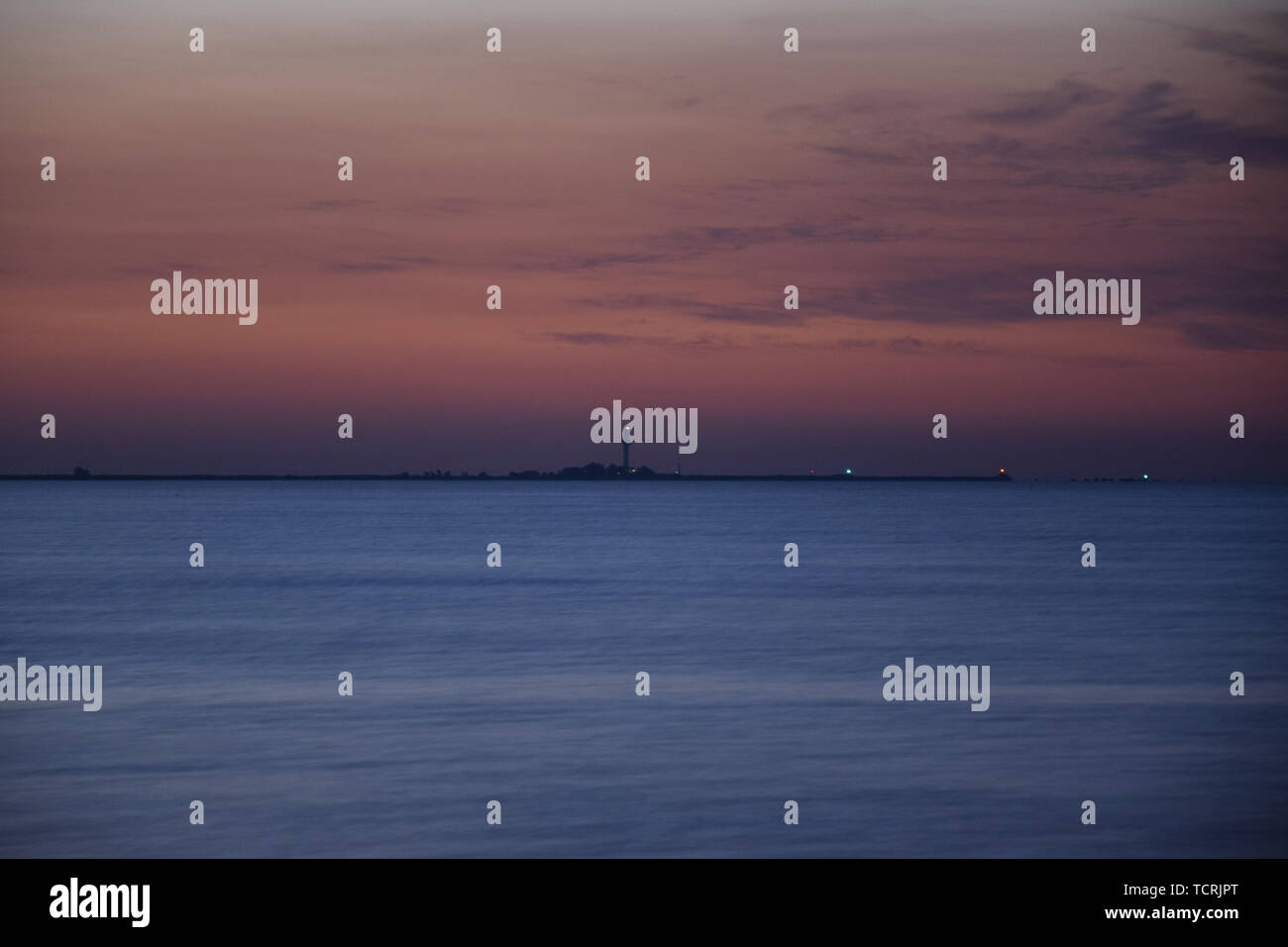 Leuchtturm près de l'estuaire de Sulina. Fin du Danube dans la mer Noire. Réserve de la biosphère du delta du Danube delta du Danube, en Roumanie. Banque D'Images