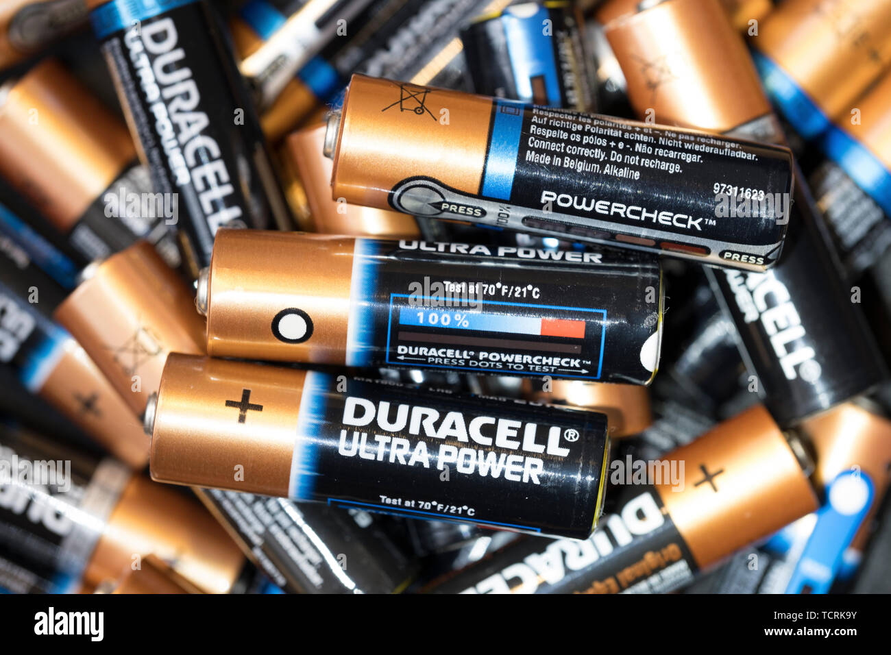 Une pile de piles Duracell AA. Banque D'Images