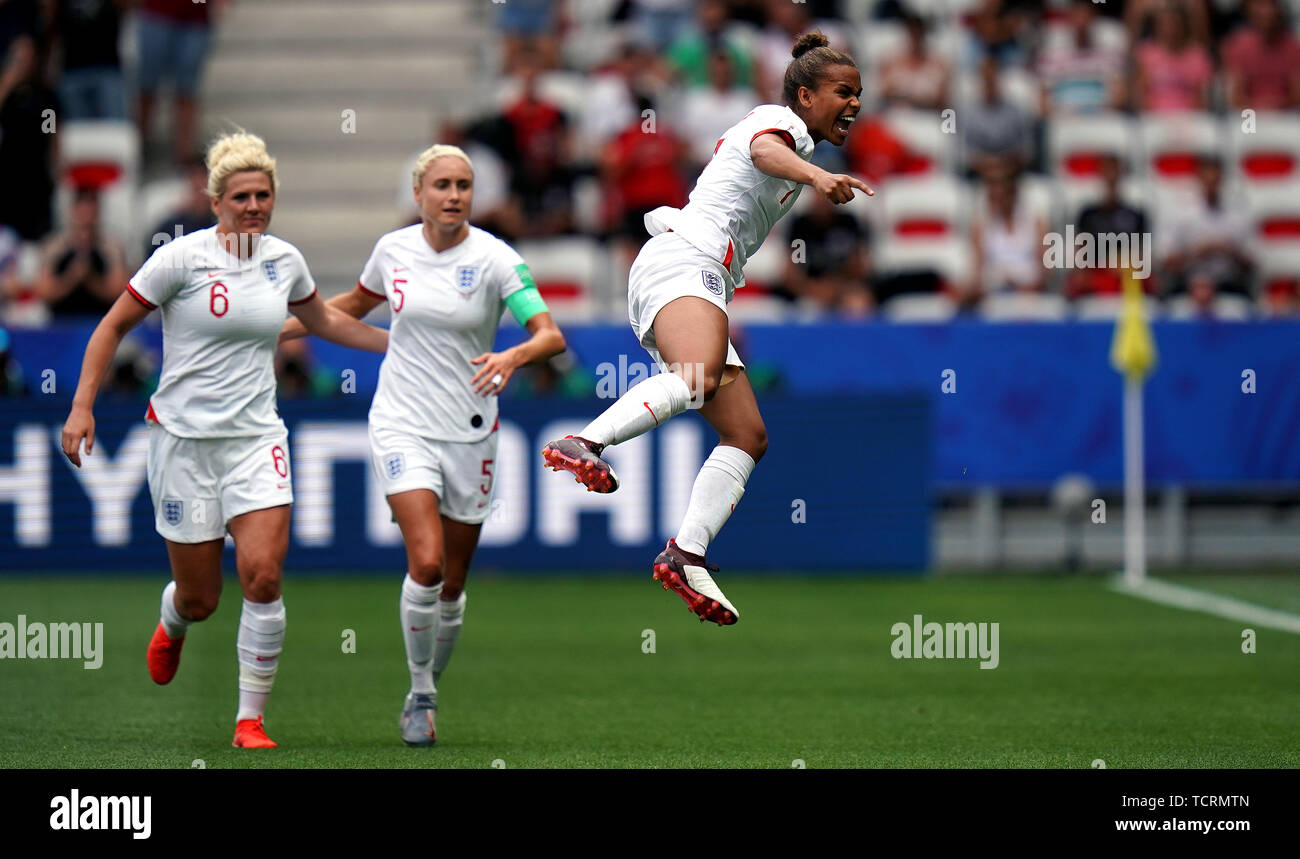 L'Angleterre Nikita Parris célèbre du côté marquant ainsi son premier but du jeu de la mort durant la Coupe du Monde féminine de la fifa, Groupe d match au stade de Nice. Banque D'Images