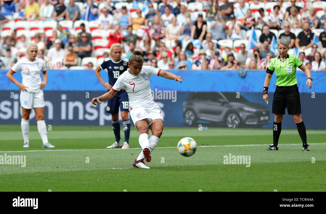 Nikita l'Angleterre scores Parris son côté's premier but du jeu lors de la Coupe du Monde féminine de la fifa, Groupe d match au stade de Nice. Banque D'Images