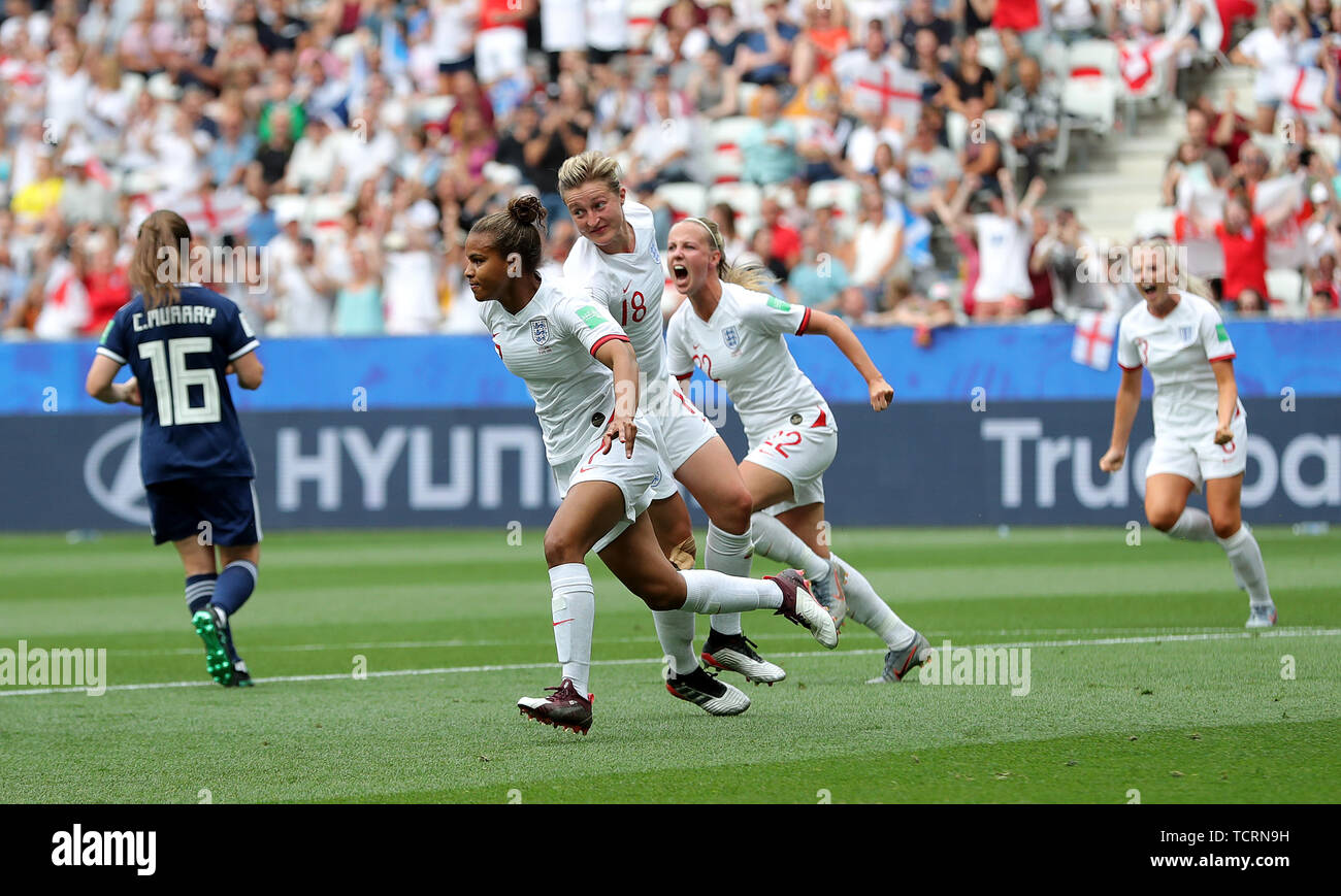 L'Angleterre Nikita Parris célèbre du côté marquant ainsi son premier but du jeu lors de la Coupe du Monde féminine de la fifa, Groupe d match au stade de Nice. Banque D'Images