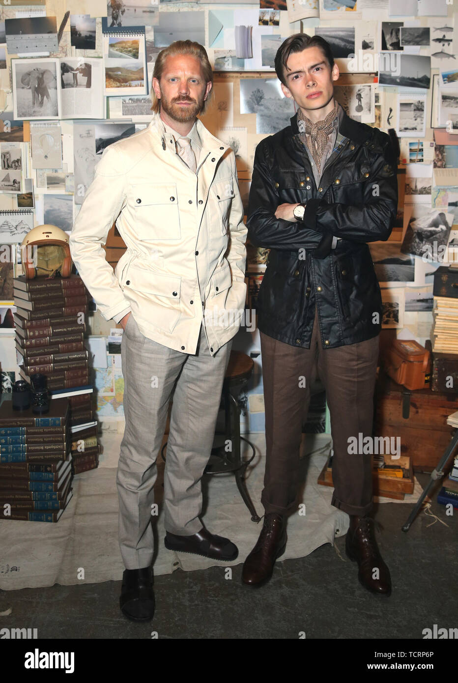 (À gauche) Alistair Guy et Mathias Le Fevre assistant à la présentation de la collection Belstaff lors de la London Fashion Week SS20 pour hommes à Hoxton, Docks de Londres. PRESS ASSOCIATION. Photo date : dimanche 9 juin 2019. Crédit photo doit se lire : Isabel Infantes/PA Wire Banque D'Images