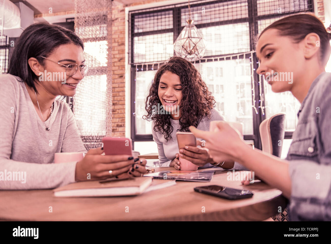 Trois Meilleurs amis sentiment incroyable tout en montrant des photos après voyageant ensemble Banque D'Images