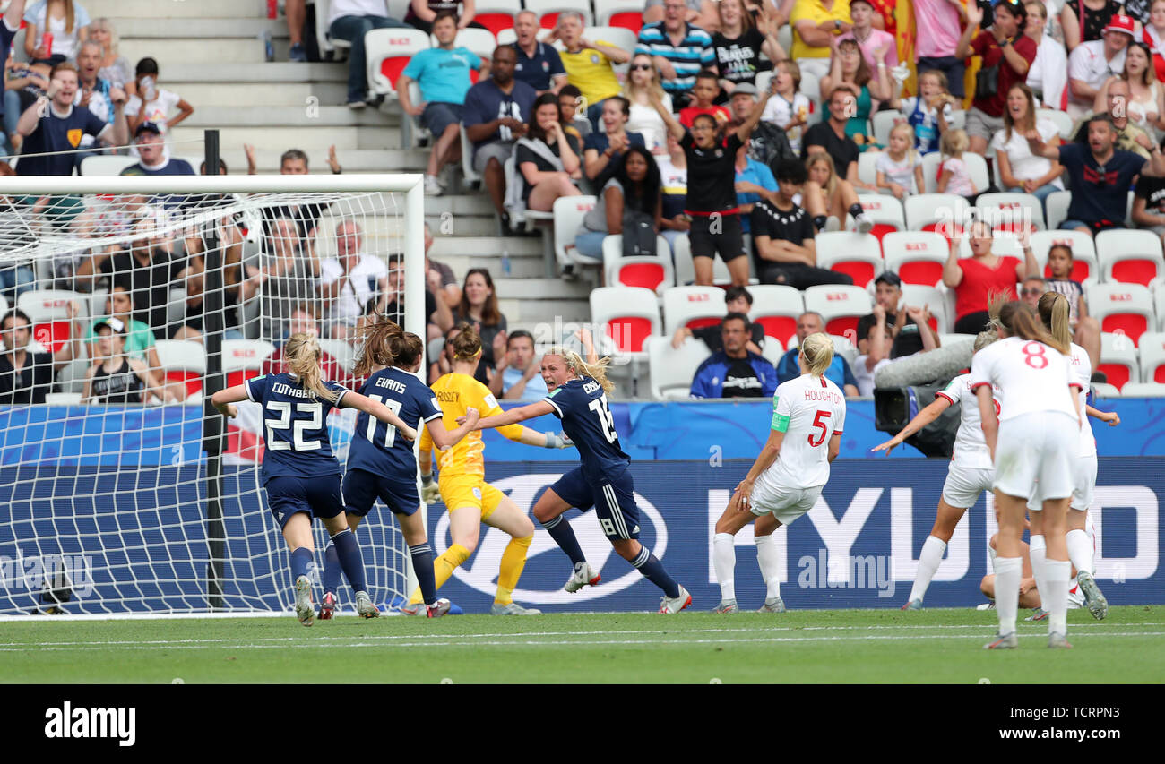 Scotland's Claire Emslie célèbre du côté marquant ainsi son premier but du jeu lors de la Coupe du Monde féminine de la fifa, Groupe d match au stade de Nice. Banque D'Images