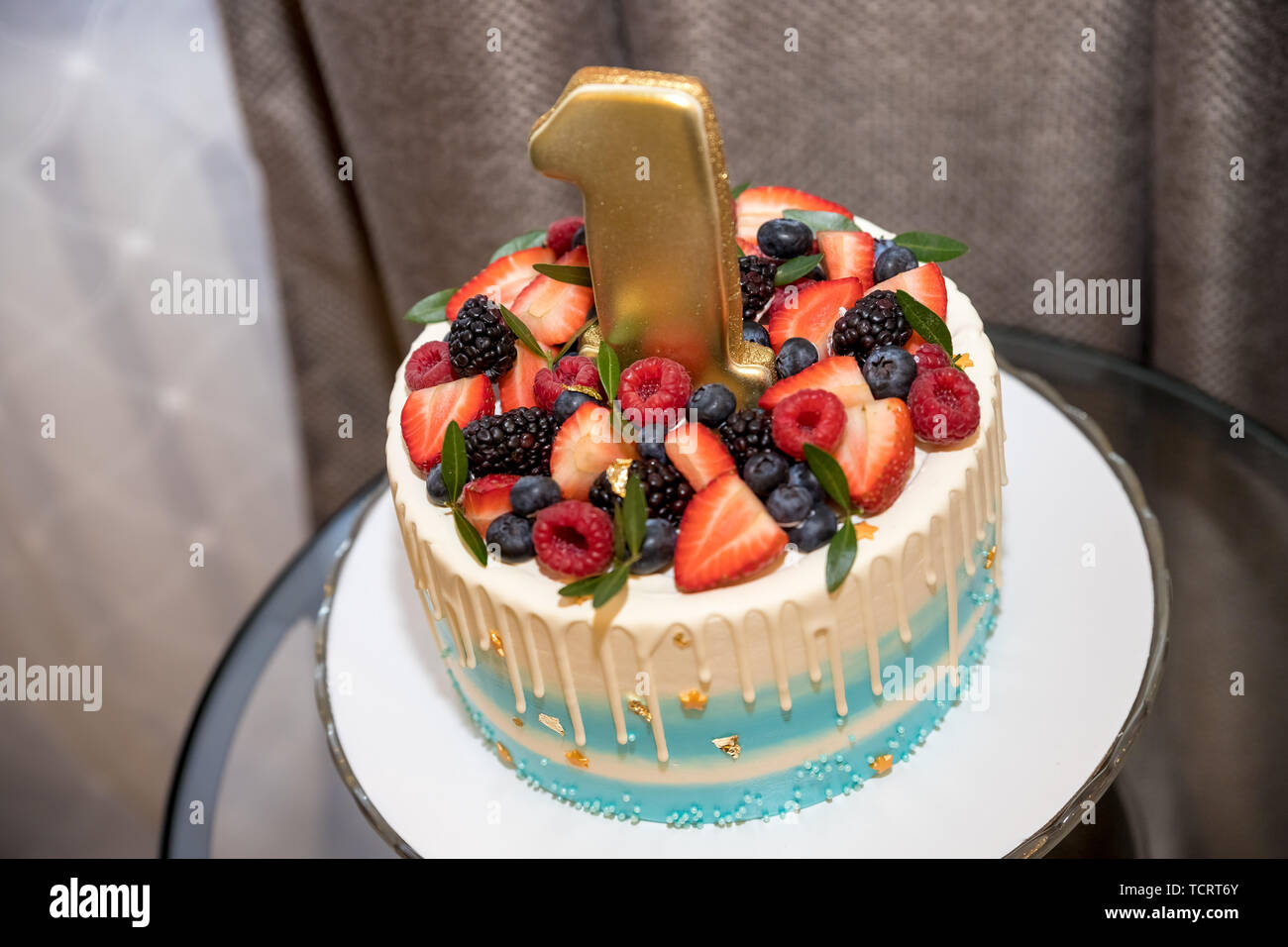Joyeux Anniversaire.Maison de gâteau avec des bougies.voeux d'Anniversaire.carte de souhaits.célébrer anniversaire avec superbe candy bar. premier anniversaire gâteau avec Banque D'Images