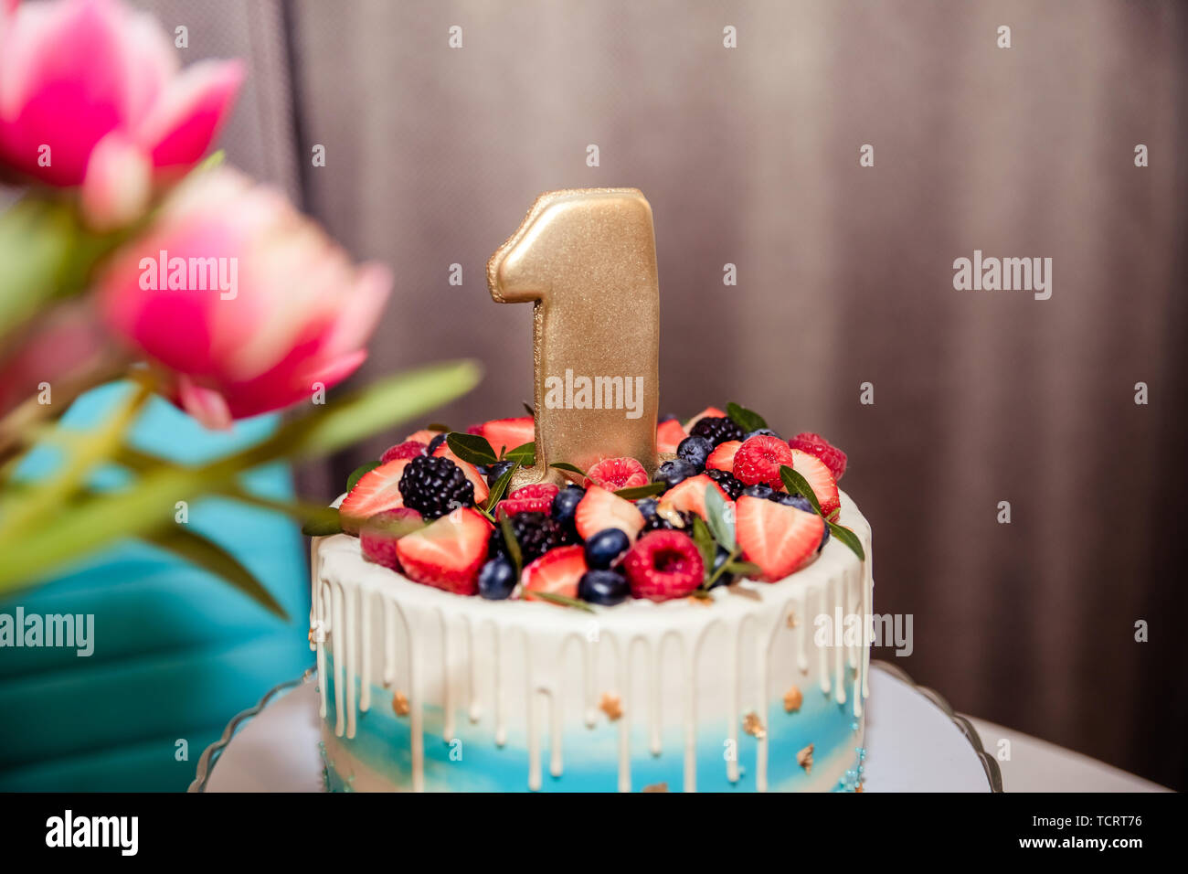 Joyeux Anniversaire.Maison de gâteau avec des bougies.voeux d'Anniversaire.carte de souhaits.célébrer anniversaire avec superbe candy bar. premier anniversaire gâteau avec Banque D'Images