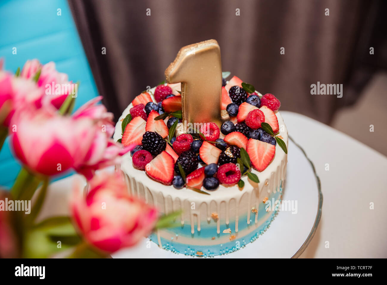 Joyeux Anniversaire.Maison de gâteau avec des bougies.voeux d'Anniversaire.carte de souhaits.célébrer anniversaire avec superbe candy bar. premier anniversaire gâteau avec Banque D'Images