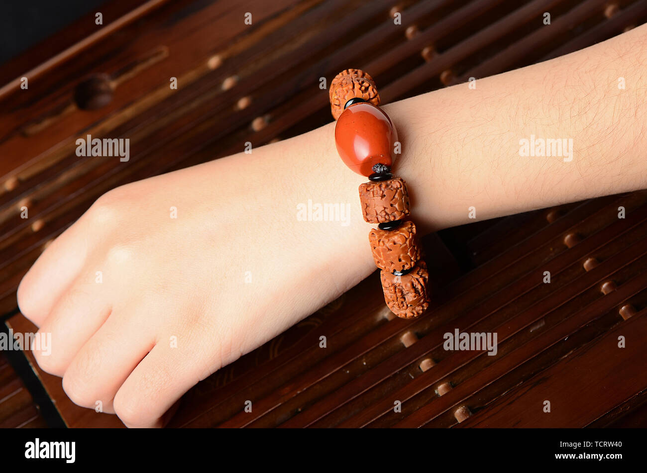 Grand lit King Kong main Bouddha Bodhi chaîne perles portant photo Banque D'Images