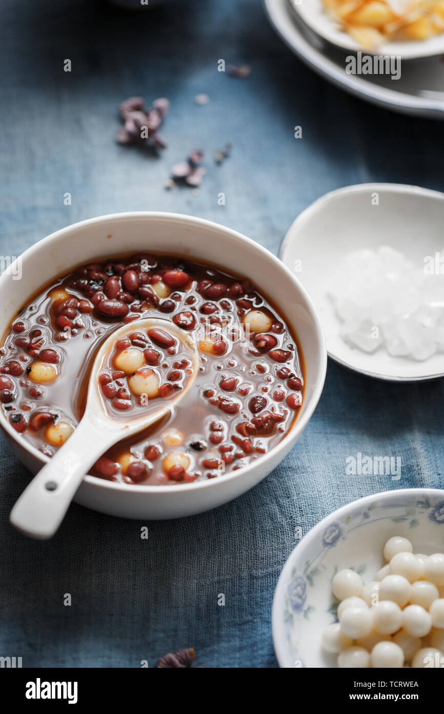 Un bol de boulettes de haricots rouges sur une nappe bleu-gris est plus adaptée qu'un hiver chaud dessert, mais Banque D'Images