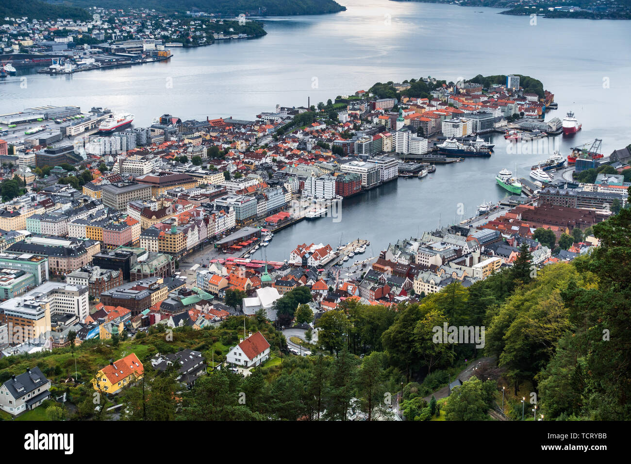 Vue aérienne de Bergen de mont Floyen, la meilleure vue de la ville et l'attraction touristique populaire, la Norvège Banque D'Images