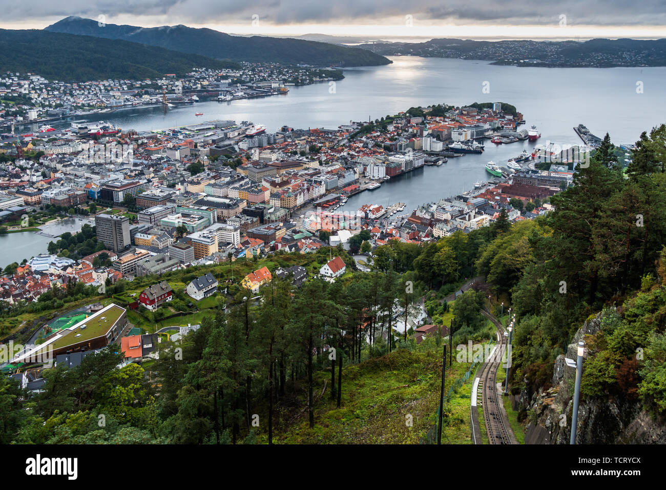 Cityscape in Bergen incroyable un jour nuageux vue depuis le mont Floyen, Norvège Banque D'Images