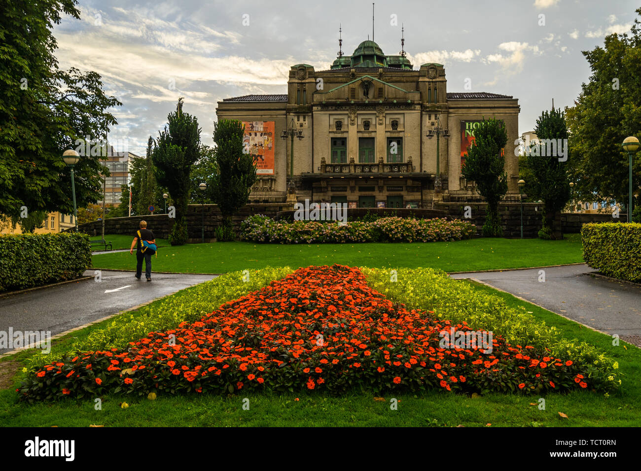 Lit coloré de fleurs en face de Den Nationale Scene, le plus grand théâtre à Bergen, Norvège. Bergen, Norvège, août 2018 Banque D'Images