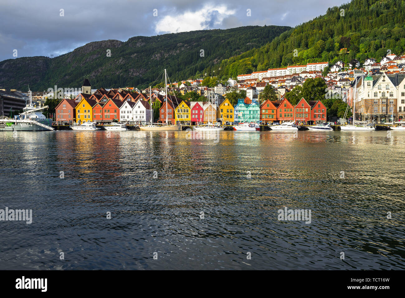 Le célèbre quartier historique de Bryggen à Bergen éclairé par le soleil. Bergen, Norvège, août 2018 Banque D'Images