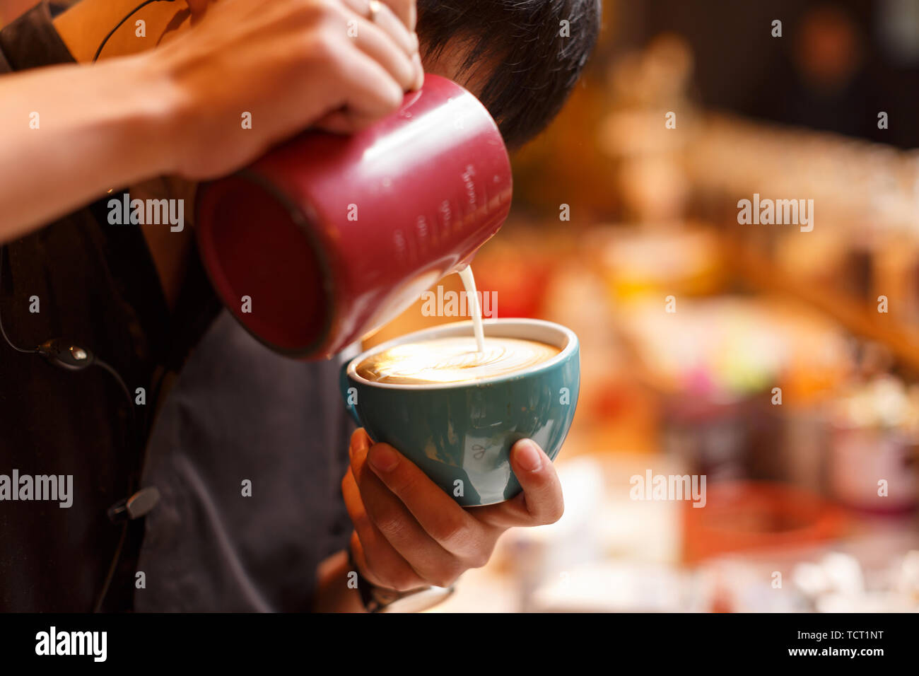 Serveuse et serveur sont en service Banque D'Images