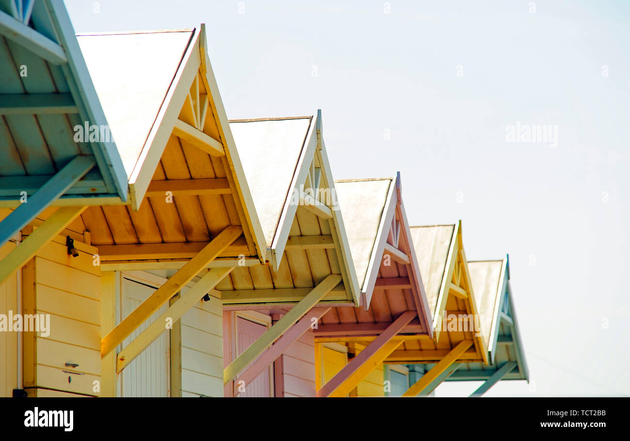 Détail de cabanes de plage peint dans des tons pastel Banque D'Images