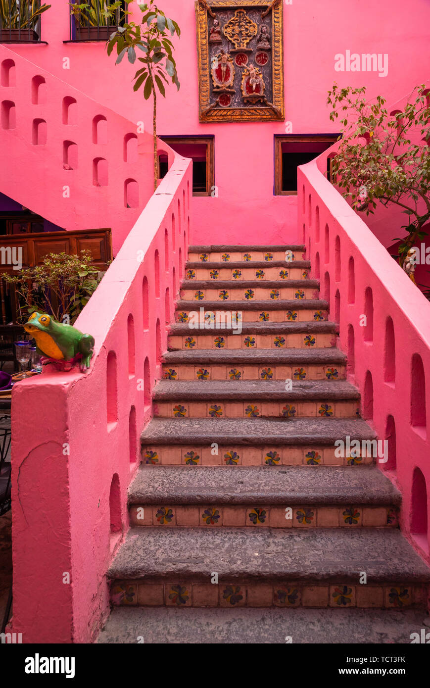 Escalier dans le hôtel Mesones Sacristia à Puebla, au Mexique. Banque D'Images