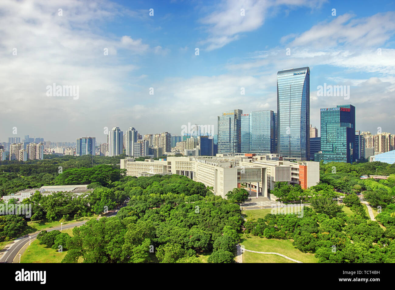 L'Université de Shenzhen Tencent et Bâtiment et Parc Scientifique et Technologique sous ciel bleu et nuages blancs Banque D'Images