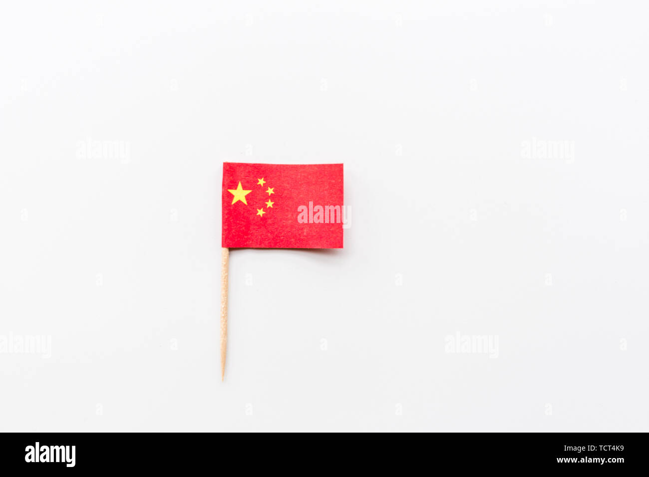 Mini drapeau chinois couché sur fond blanc. Jour du drapeau national de la Chine, Télévision Fond Concept Style laïcs, immersive Banque D'Images