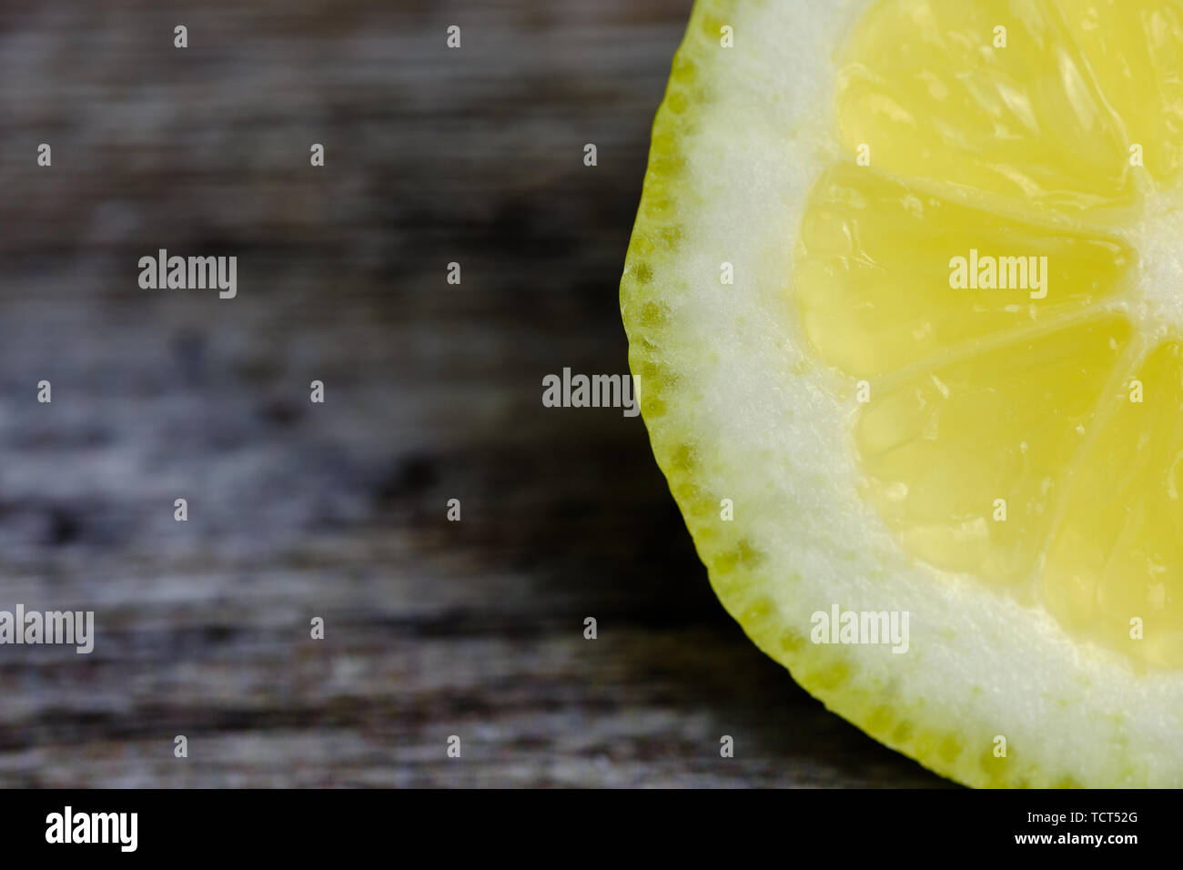 Photo couleur d'une partie de citron sur fond de bois with copy space Banque D'Images